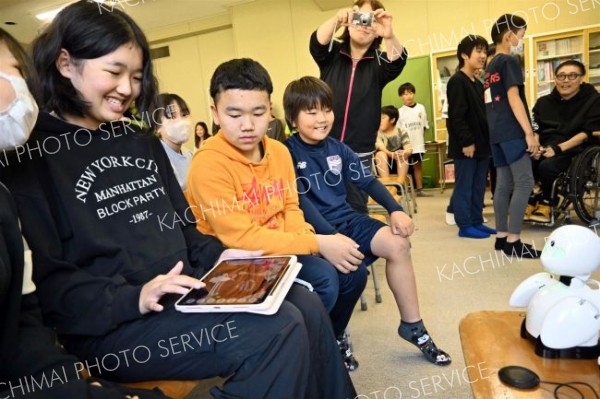 未来の働き方は…分身ロボット「オリヒメ」通して考える　音更小学校で体験授業～こぼれ話