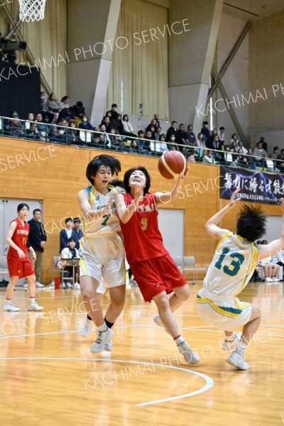 【女子決勝リーグ・帯大谷―札幌山の手】帯大谷の（９）高井ひより主将（中央、赤色ユニホーム）がシュートを放つ