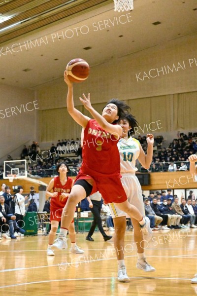 【女子決勝リーグ・帯大谷―札幌山の手】ゴール下でシュートを放つ帯大谷