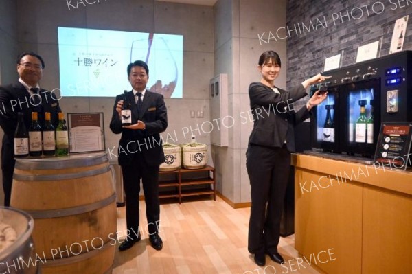 宿泊者向けに十勝の酒を試飲できる新サービスをＰＲする同ホテルスタッフら