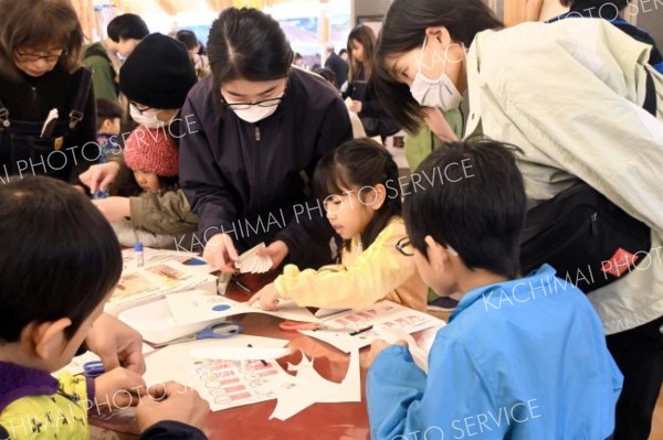 「むしはねセンスづくり」のワークショップを体験する子どもたちと指導するスタッフら