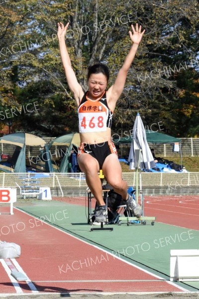 【女子走り幅跳び】今季最終戦で約１年ぶりの自己ベスト更新となる５メートル２４を記録した（白樺学園高）