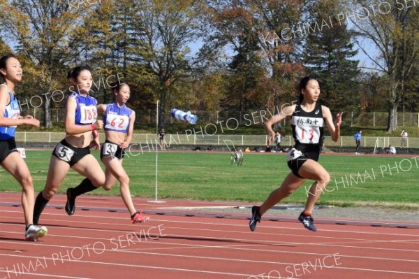 【中学女子１００メートル１０組】中盤から抜け出し１２秒８０で自己ベストを更新した石川栞（右、緑南）