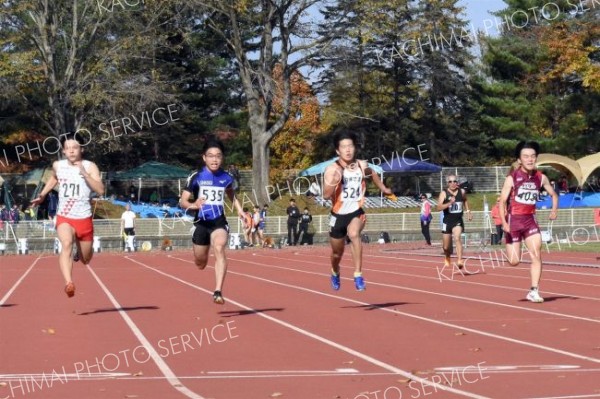 【男子１００メートル６組】１１秒０８で全体１位となった山田渉（左から２人目、帯緑陽高）