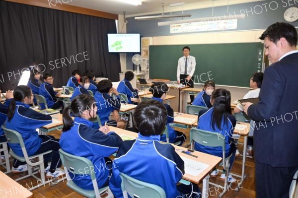 大樹中学校で公開授業　デジタル教材活用し