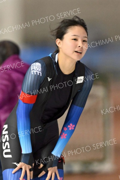 女子５００メートルで２位入り、笑顔を見せる（金野和彦撮影）