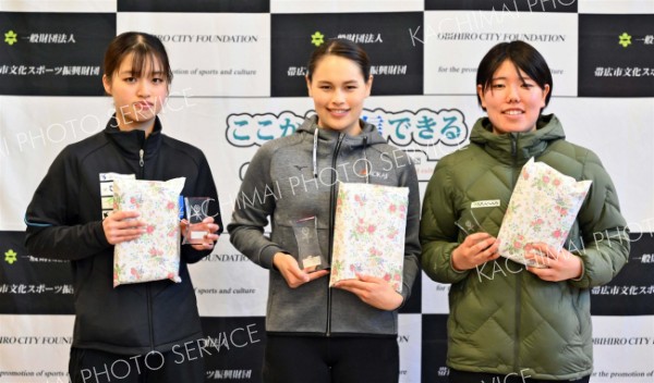 女子３０００メートル表彰。（左から）２位の若原楽、優勝のウイリアムソン・レミ、３位（金野和彦撮影）