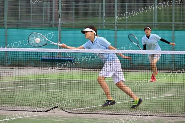 【女子決勝】鋭いボレーを決める阿部江里加（左）・本間偲愛組