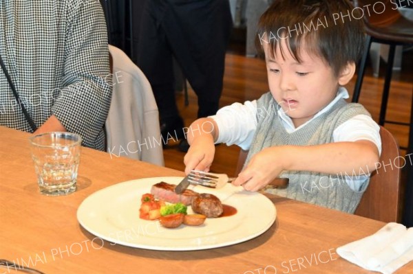 フルコースおいしいね　池田保育園年長児がワイン城レストランで「思い出食事会」 6