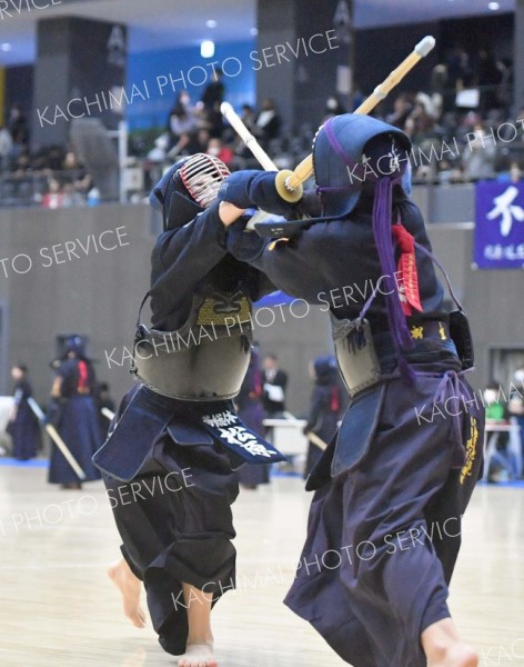 【中学生男子の部準決勝・十勝Ｂ―三石翔武館】鋭い攻撃でメンを決めた十勝Ｂの大将