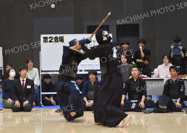 【中学生男子の部決勝・十勝Ｂ―日の出剣心会Ｂ】両者譲らず代表戦となった決勝。十勝Ｂは永野陽向（左）が奮闘するも、あと一歩及ばなかった