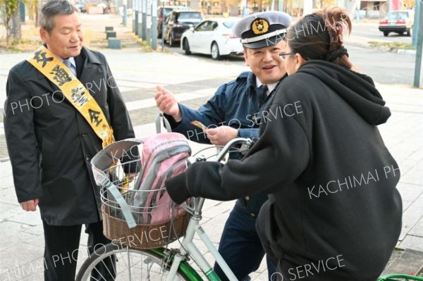 自転車罰則強化を啓発　帯広署と交連協が帯広駅前で