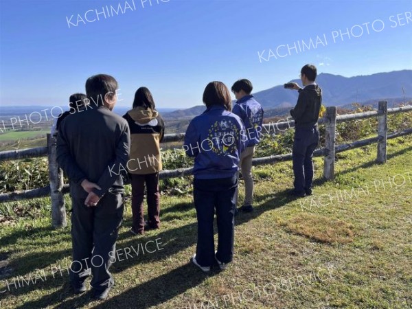 清水円山展望台からの景色を眺める参加者たち