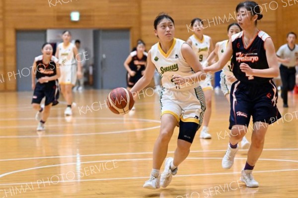 【女子１回戦・白樺学園－函大柏稜】ドリブルでゴール下に切り込む