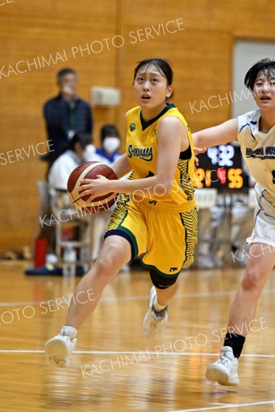 【女子２回戦・白樺学園－札幌東商】ドリブルでゴール下に切れ込む白樺学園