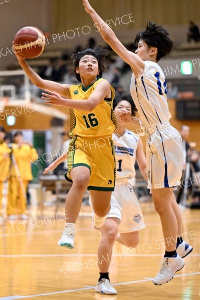 【女子２回戦・白樺学園－札幌東商】ディフェンスを交わしてゴールを狙う