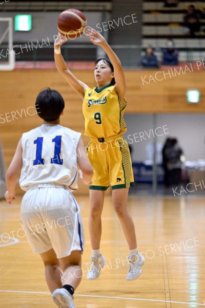 【女子２回戦・白樺学園－札幌東商】３点シュートを放つ