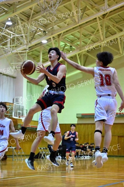 【男子・白樺学園―旭川志峯】空中で体勢を変えてシュートを狙う白樺学園