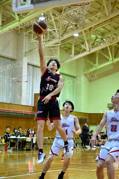 【男子・白樺学園―旭川志峯】速攻でシュートを決める白樺学園