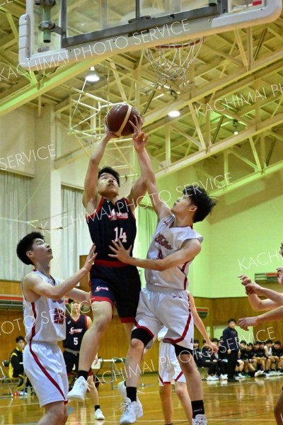 【男子・白樺学園―旭川志峯】オフェンスリバウンドを奪う白樺学園