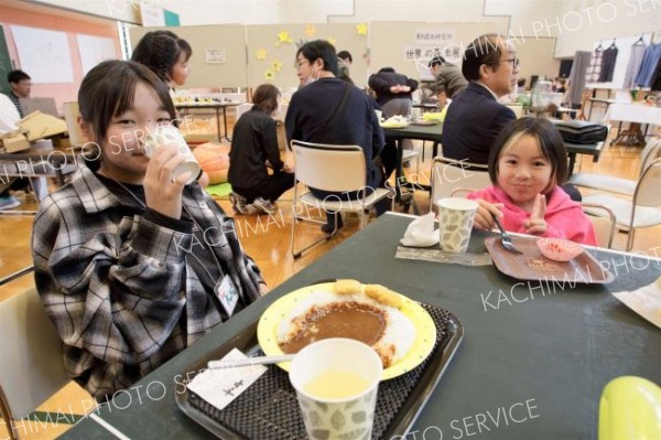 子ども「カフェ」店員で奮闘も　豊似地区で文化際・音楽祭　広尾