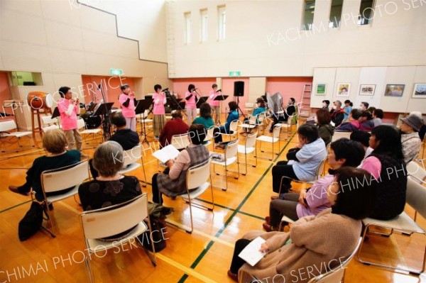 子ども「カフェ」店員で奮闘も　豊似地区で文化際・音楽祭　広尾 2