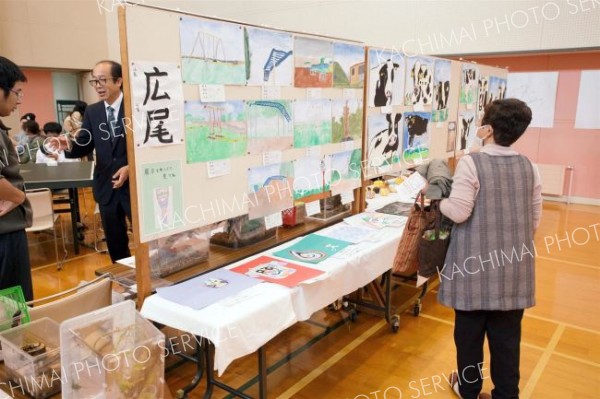 子ども「カフェ」店員で奮闘も　豊似地区で文化際・音楽祭　広尾 3