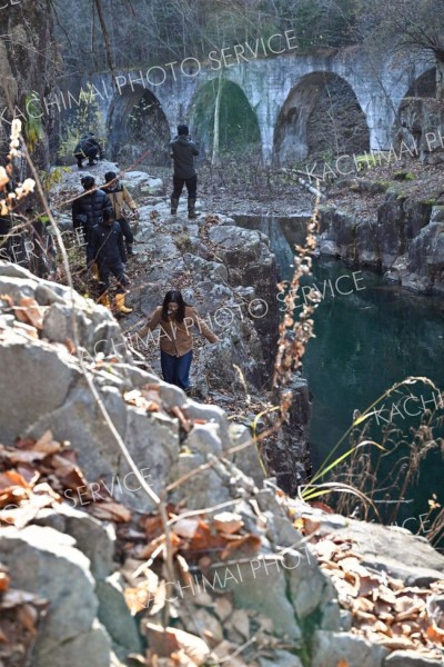 旧士幌線をたどるツアー。岩場を慎重に進む。奥にひっそりとたたずむのが旧国鉄士幌線の第二音更川陸橋