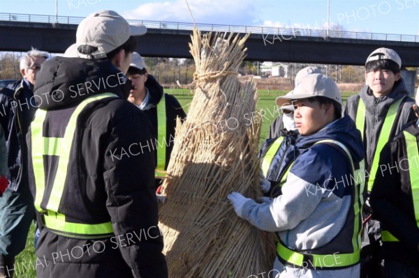 給餌場づくりに取り組む生徒ら