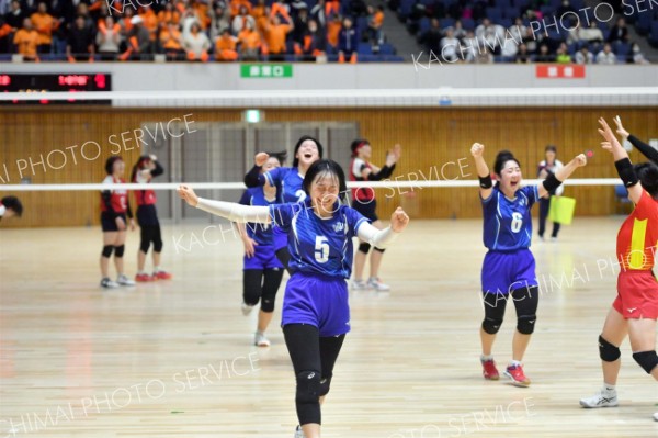 【女子１回戦・白樺学園―道栄】激闘を制し、喜びを爆発させる白樺学園の選手たち