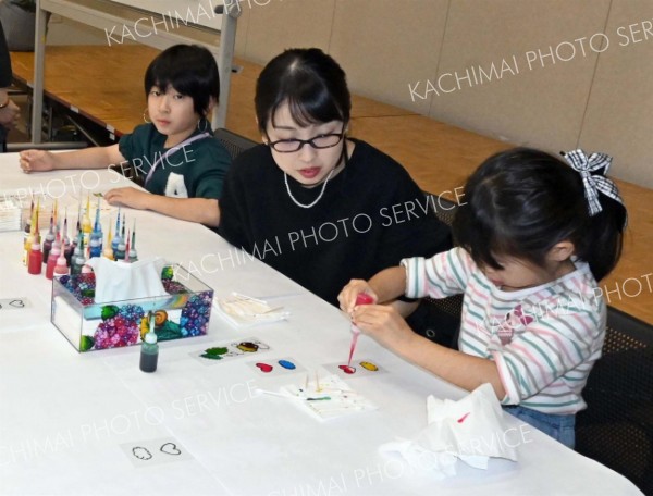 リサイクル絵の具を使った「ディンプルアート」体験、親子で～こぼれ話