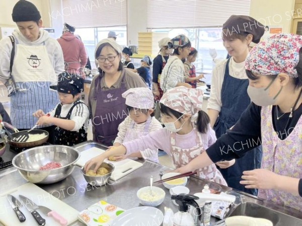 ハンバーグ作りに挑戦　新得で親子料理教室