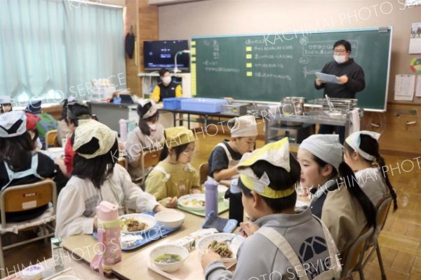 しほろ牛が入ったビビンバライスを味わう士幌小の児童