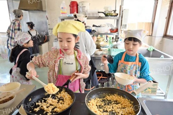 小学生がお母さんをおもてなし「親子思い出食堂」　手作り料理を提供