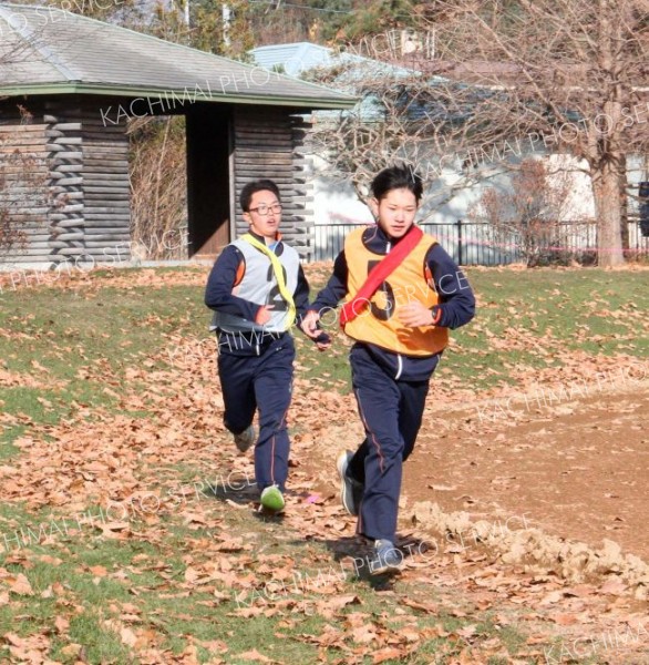 学年の関係ないチーム構成で、駅伝を体験する参加者