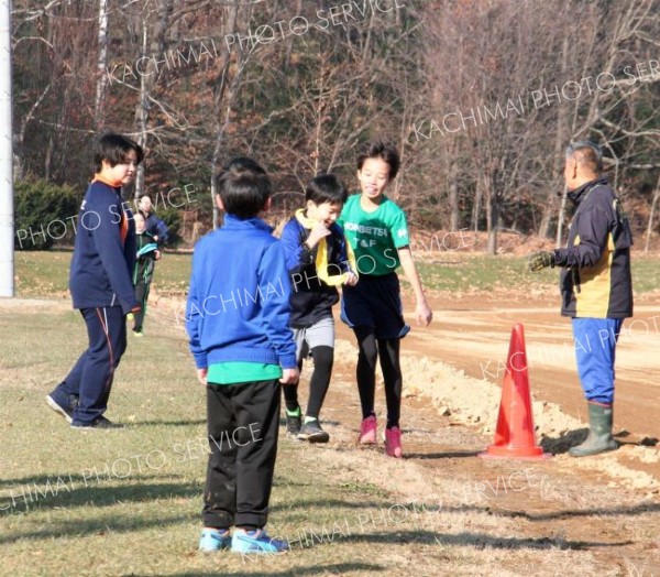 学年の関係ないチーム構成で、駅伝を体験する参加者