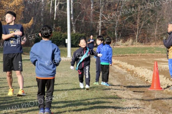 学年の関係ないチーム構成で、駅伝を体験する参加者