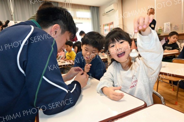 高校生と園児が仲良くサンタクロースオーナメント作り～こぼれ話