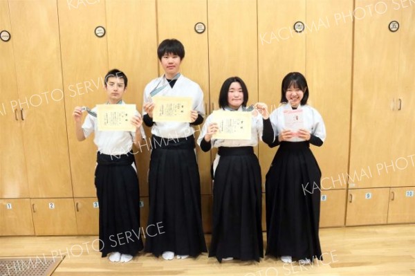 入賞した帯広の森少年団の団員。（左から）佐藤幸太、土田遥太、塚本葉月、蔵前綾海