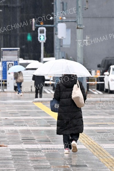 雨の中、足早に歩く通行人（２２日午前９時２０分ごろ、ＪＲ帯広駅前で。須貝拓也撮影）