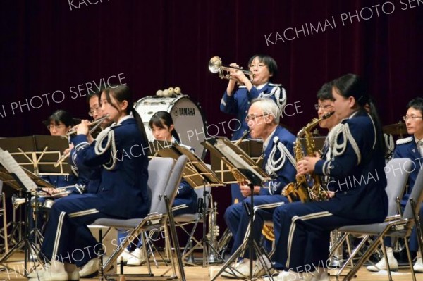 カラーガード隊も登場　池田と豊頃で道警音楽隊演奏会 2