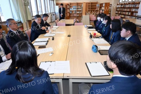 高校生議会の議論を深掘り　大樹高校で「町長懇談会」 4