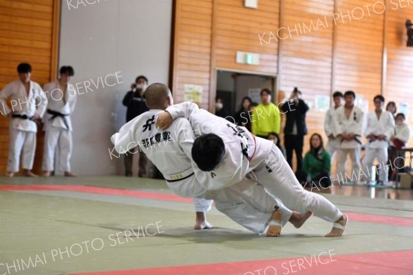 【男子７３キロ級】大内刈で勝利した白樺学園