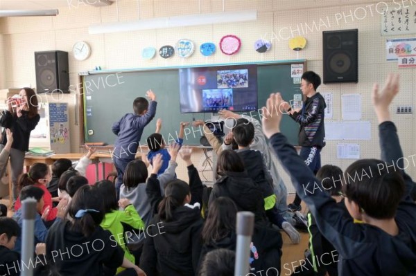 交流を終え、松﨑小に手を振る児童たち