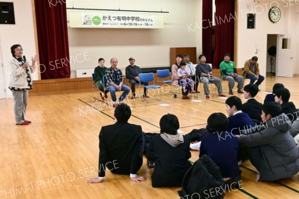 かえつ有明中学校を招き入れた幕別町内の農家による退村式の様子