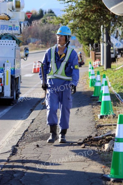 配電班の班長として架空配電線工事に当たる