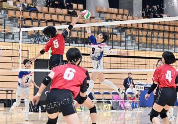 【女子準決勝・帯南商－旭川志峯】相手選手と競り合いボールを押し込む帯南商