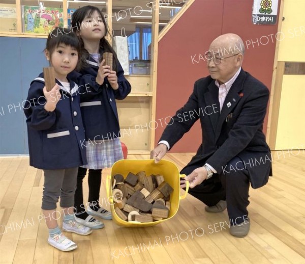 認定こども園しかおいに積み木寄贈　西十勝森林組合　木育体験の札幌の中学生製作