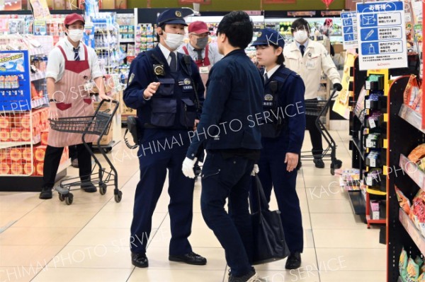 不審な人物が店内に現われる想定で行われた訓練（２７日午前９時１５分ごろ）