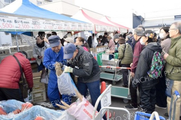 詰め放題人気、収穫感謝祭にぎわう　ＪＡ十勝池田町